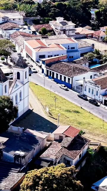 Igreja e centro histórico em perspectiva aérea