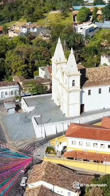 Igreja e praça vistas do alto
