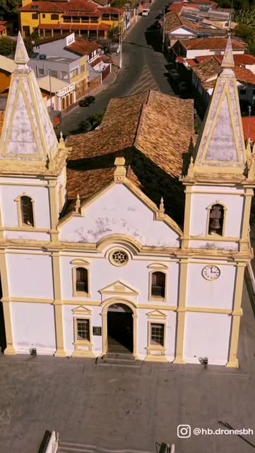 Fachada de igreja histórica captada por drone