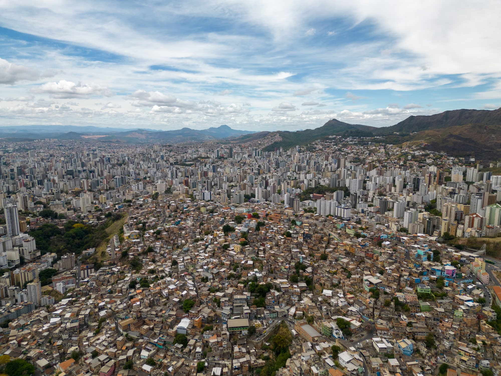 Fotografia aérea da área urbana de Belo Horizonte e suas montanhas